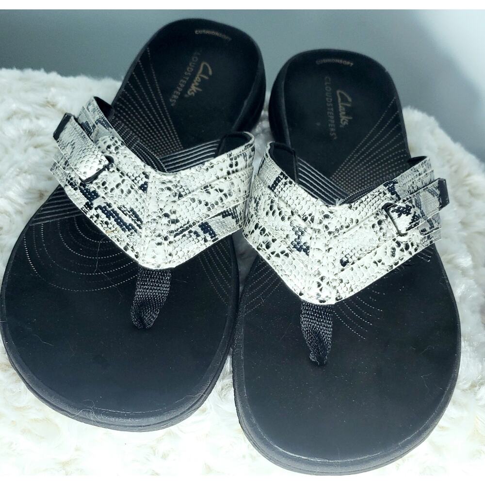 Clarks Womens Cloudsteppers White Snakeskin Flip Flops Size 8 Glam Casual Preppy